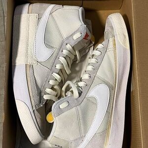 Nike Blazer Mid '77 Vintage Sneakers - White and Gray